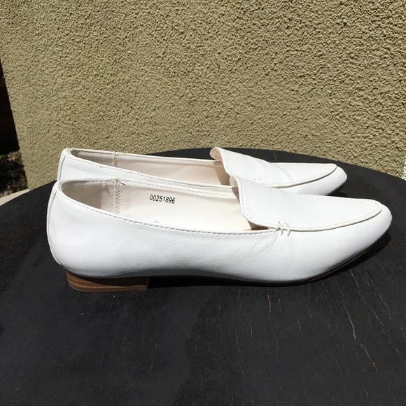 🌷🪷 Lovely white loafer flats. Only worn once on carpet for a few hours. - Picture 3 of 10